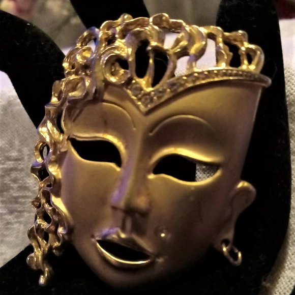 Rare vintage brushed Goldtone Mask brooch. SHIPS FREE - Picture 2 of 3